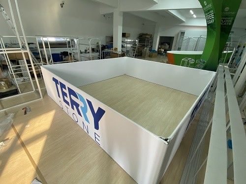 Kwadratowy sufit wiszący nad głową Znaki targowe Zakrzywiony stojak na tkaniny